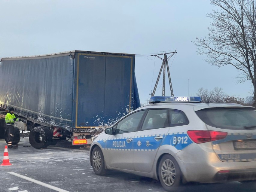 Utrudnienia po pożarze naczepy tira, mogą trwać nawet do...