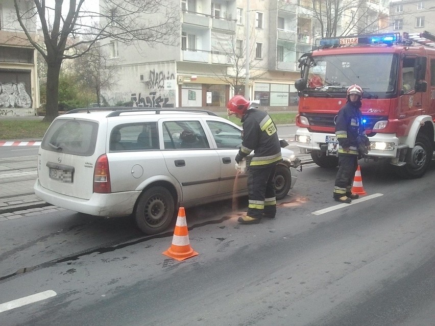 Wrocław: Wypadek na Piłsudskiego. Zderzyły się trzy samochody (ZDJĘCIA)