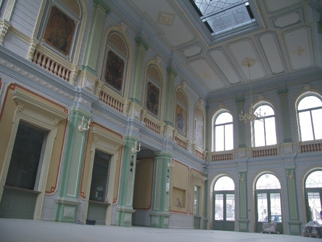 W głownej sali można podziwiać malowidła Mariana Strońskiego, Feliksa Wygrzywalskiego i Jana Talagi.