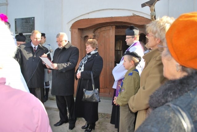 Uroczystego odsłonięcia tablicy dokonał wójt gminy Andrzej Czajkowski wraz z przedstawicielami Rady Gminy.