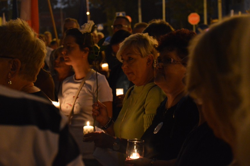 Tarnowianie tłumnie i głośno protestowali przed sądem