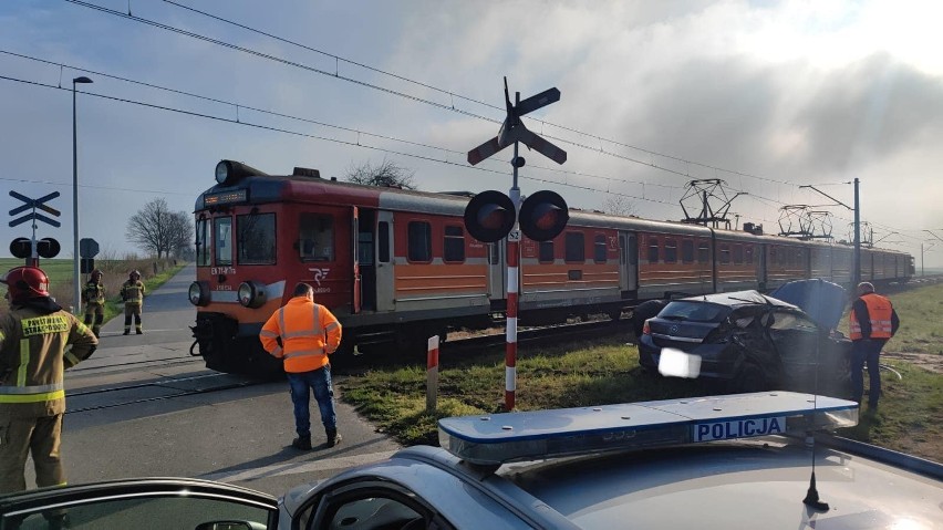W miejscowości Strzelce Namysłowskie opel wjechał pod pociąg...