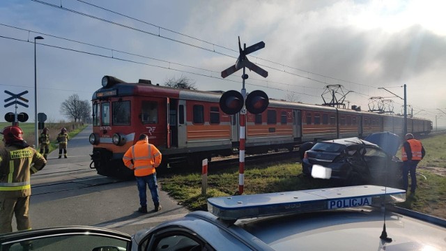 W miejscowości Strzelce Namysłowskie opel wjechał pod pociąg relacji Wrocław - Lubliniec.