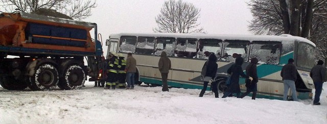 Szkolny autobus wpadł do rowu. Zdjęcie od Internauty.