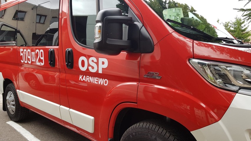 Powiat makowski. Nowy samochód dla strażaków OSP Karniewo [ZDJĘCIA]