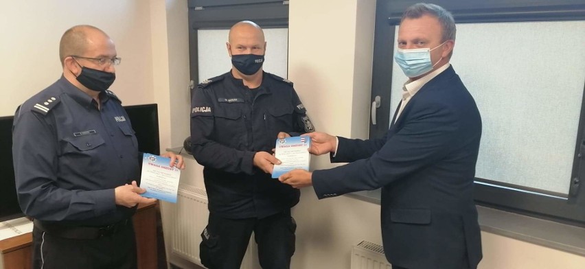 Starsi mieszkańcy Sandomierza i powiatu dostaną broszury ostrzegające przed wyłudzeniami "na wnuczka" i "na policjanta" 
