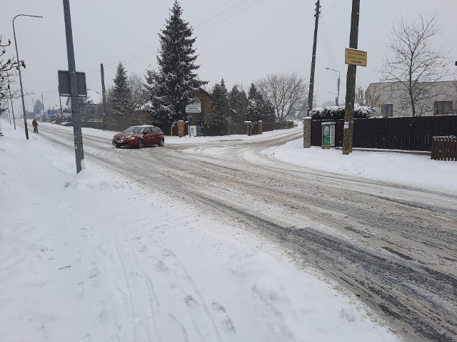 Samochody na ulicy Starokrakowskiej mają bardzo duże problemy z przyczepnością. Wszystkiemu winna warstwa śniegu.