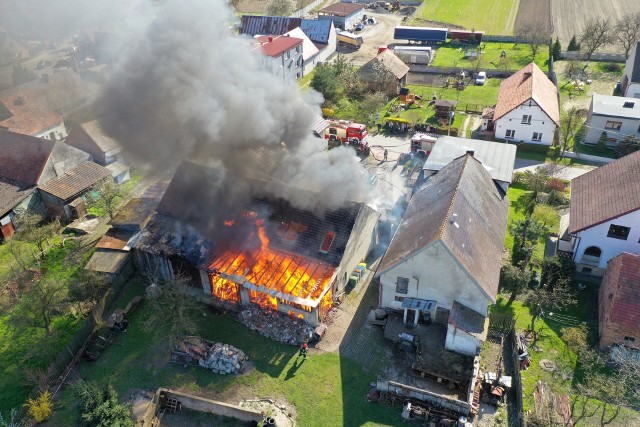 Dom udało się uratować, ale spalona została stodoła wraz z przylegającymi do niej pomieszczeniami gospodarczymi.