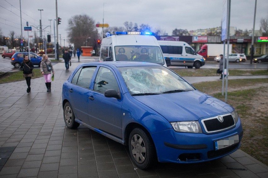 Groźny wypadek na Aleksandrowskiej. Starsza kobieta potrącona przez skodę [ZDJĘCIA]