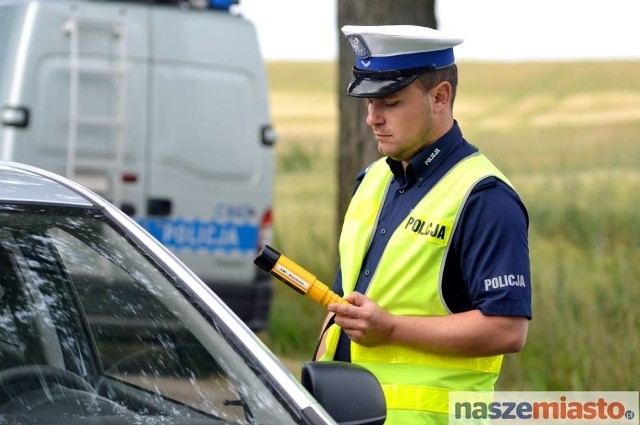 Sierżant Marcin Gawłowski w czasie kontroli podczas akcji "Trzeźwy poranek".