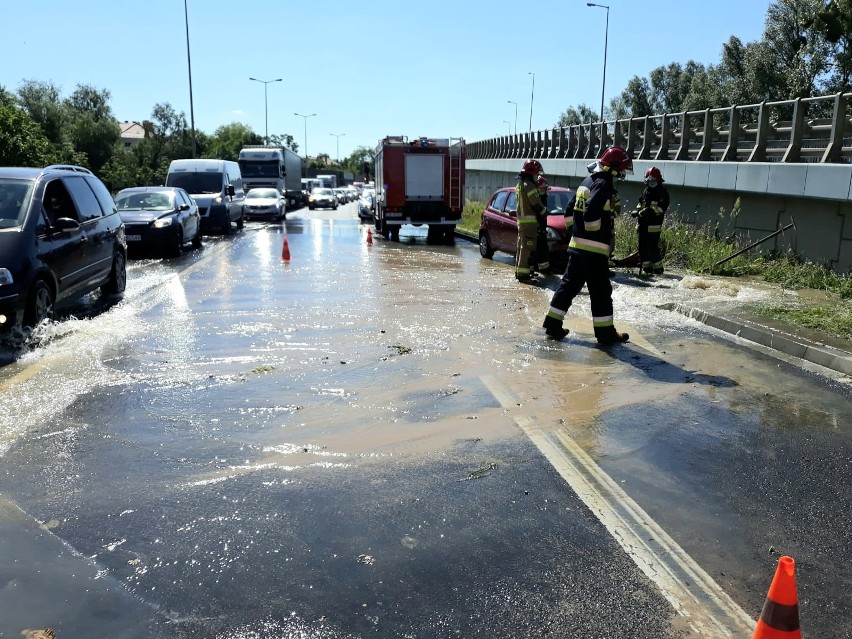 Wypadek na Lotniczej. Woda leje się z wyrwanego hydrantu