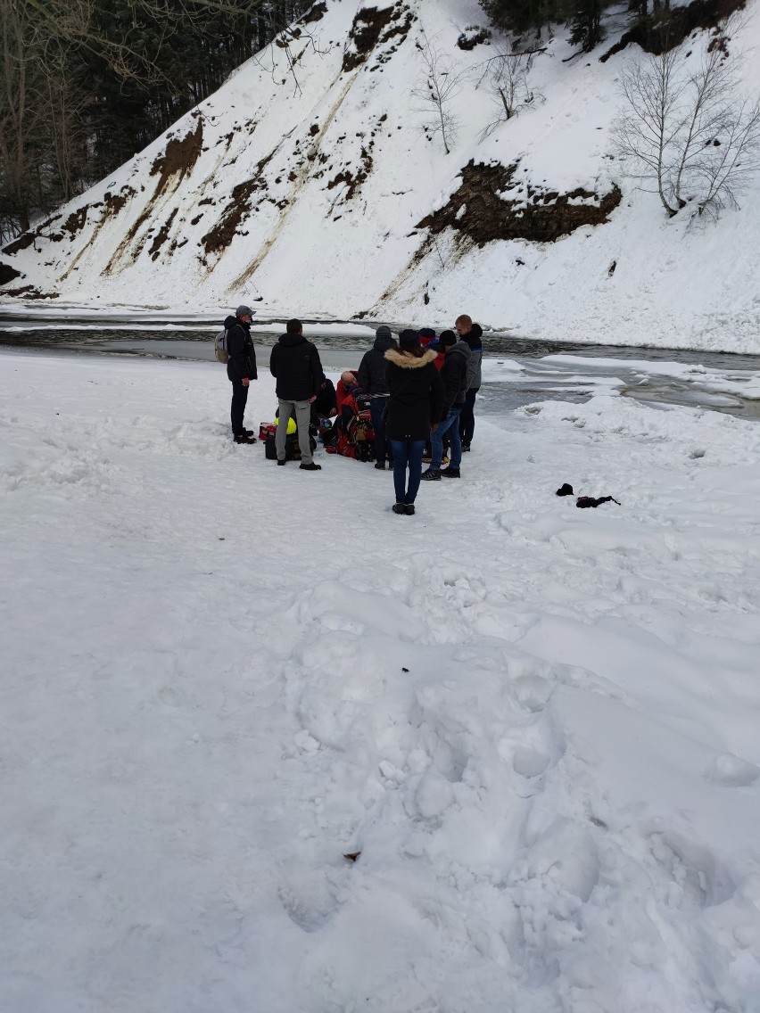 LPR zostało wezwane do mężczyzny. Trwa jego reanimacja.