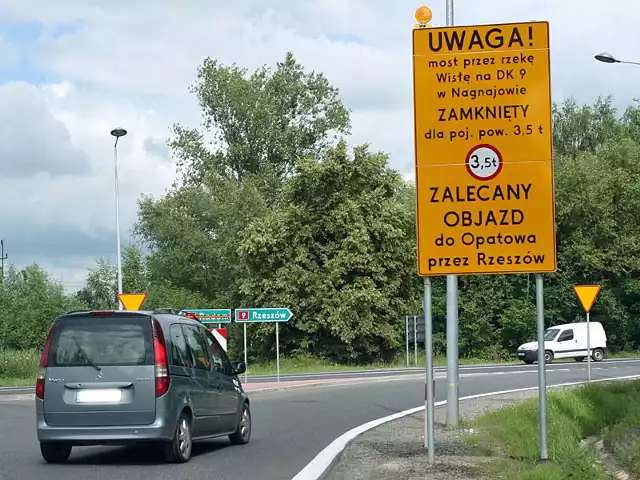 Takie "tablice - kwiatki&#8221; informują kierowców ciężarówek o zalecanym objeździe.