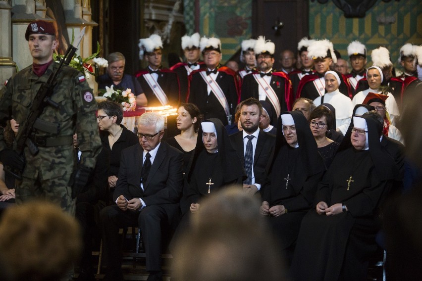 Kraków. Msza w bazylice Franciszkanów i kondukt pogrzebowy kardynała Macharskiego 