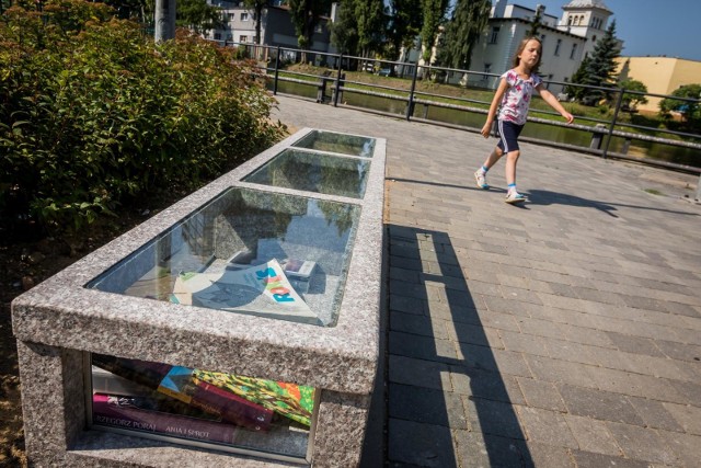 Bydgoszcz zyskała kolejną stację bookcrossingową, czyli miejsce wymiany książek. Najnowsza jest zlokalizowana przy ul. Marcinkowskiego i ma formę przeszklonej ławeczkiW ramach projektu, który do  Bydgoskiego Budżetu Obywatelskiego zgłosiła swego czasu Jolanta Niwińska, bydgoska propagatorka czytelnictwa, wiceprezes fundacji Bookcrossing Polska, mamy w Bydgoszczy już trzy stacje wymiany książek.Z plenerowej biblioteki w Bydgoszczy giną książki. Nagle i w dużych ilościach