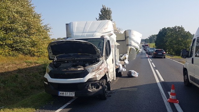 W Wabczu zderzyły się dwa samochody ciężarowe iveco daily - w tym jeden z przyczepą.  Kierowca jednego z nich został przewieziony do szpitala. Do zdarzenia doszło na prostym odcinku drogi. Pojazdy otarły się o siebie bokami, w wyniku tego rozerwały się poszycia boczne w obu. Jeden iveco przewoził meble, a drugi - tekstylia ze szpitala, które mają trafić do pralni. Tekstylia wypadły na ulicę. Ruch odbywa się wahadłowo, policjanci zorganizowali objazd. Straty oszacowano na 40 tys. złotych.