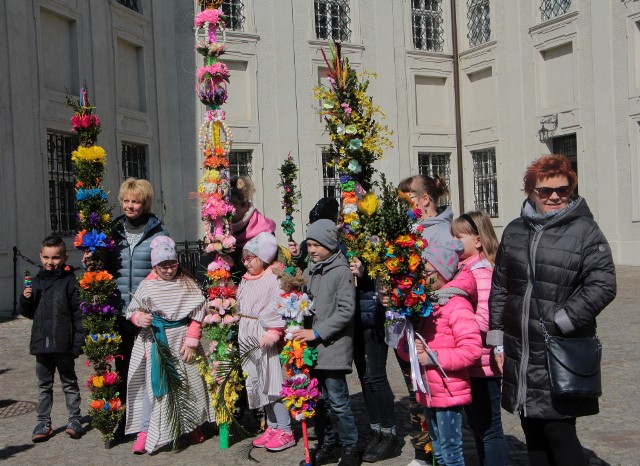 Niedziela Palmowa jako święto została ustanowiona na pamiątkę przybycia Chrystusa do Jerozolimy. Rozpoczyna okres duchowego przygotowania do Wielkanocy. Symbolem tego święta są palmy. W tym roku wierni nie mogą uczcić Niedzieli Palmowej w świątyniach. Na zdjęciach przypominamy zatem uroczystości i inscenizacje zorganizowane w Grudziądzu w ubiegłym roku.