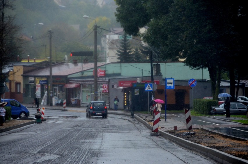 Trwa remont głównej drogi w Grodźcu. Tworzą się korki [ZDJĘCIA]