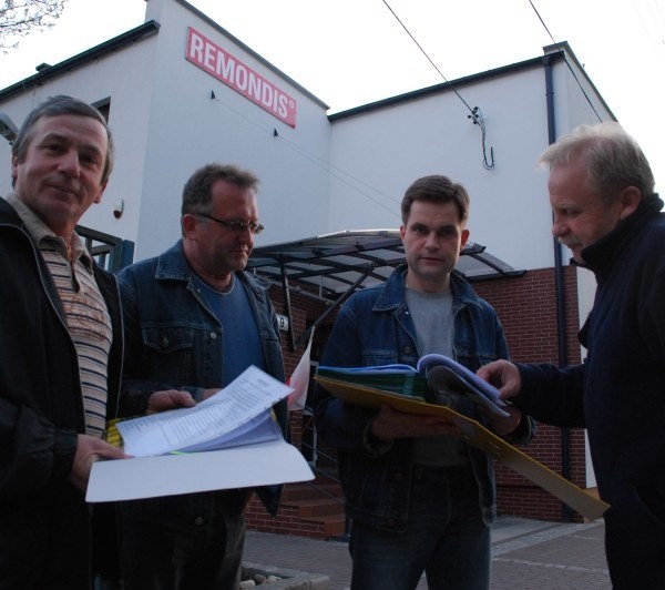 Krzysztof Laksy, Czesław Bartkowiak, Igor Kochanowski i Andrzej Kochanowski, kiedy dowiedzieli się o planach budowy sortowni zaczęli zbierać podpisy pod protestem.