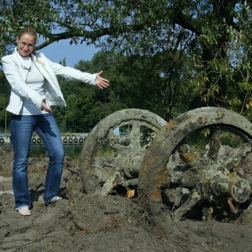 - Postanowiliśmy zaczekać z oddawaniem tego na złom - mówi Edyta Kwiecień, inżynier budowy. - Zawiadomiliśmy stowarzyszenia historyków i czekamy na ich opinie. Dopiero wtedy zobaczymy co zrobić z tym znaleziskiem.