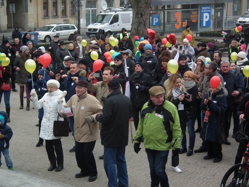 KOD apelował o przytulanie się na placu Wolności