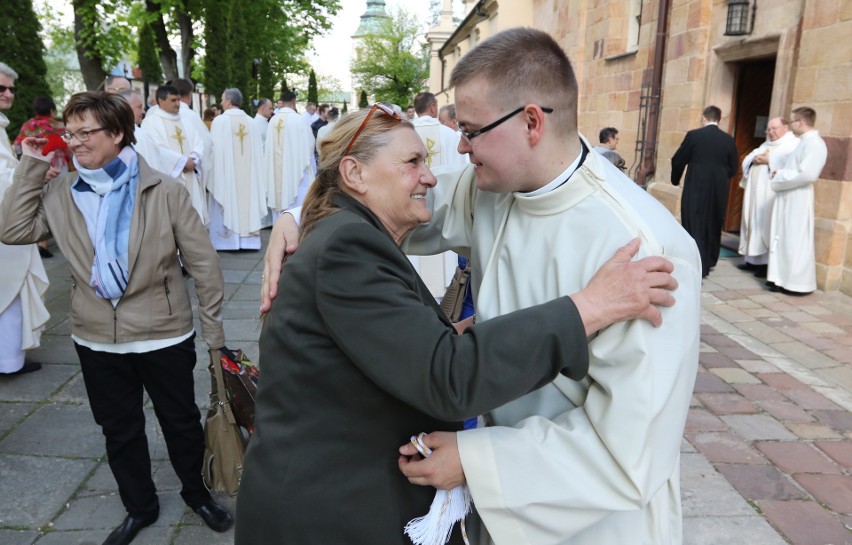 Szesnastu nowych diakonów w diecezji kieleckiej. W uroczystości wzięli udział trzej biskupi, kapłani i rodziny [AKTUALIZACJA,ZDJĘCIA, WIDEO]