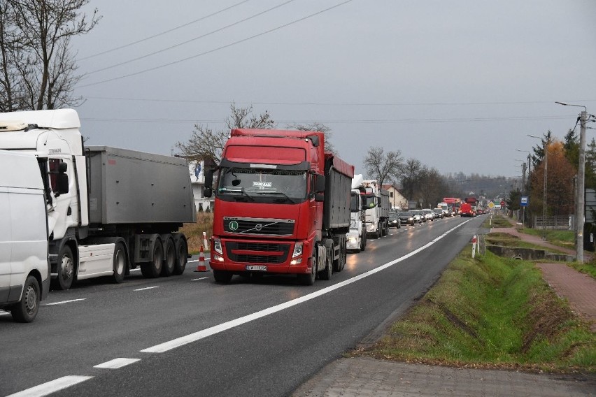 Karambol pod Kielcami. Zderzyły się dwie ciężarówki i dwie osobówki [ZDJĘCIA]