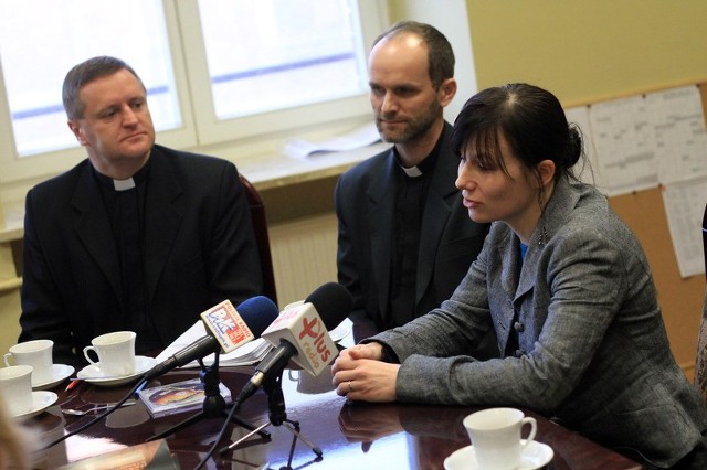 Ksiądz Krzysztof Buchholz (od lewej), o. Marek Walkusz i Mariola Ciesielska zapraszają w Niedzielę Palmową do Doliny Śmierci