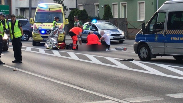 Wypadek na ulicy Ozimskiej w Opolu. Na oznakowanym przejściu przy skrzyżowaniu z ulicą Kani, została potrącona piesza. Kobieta zginęła na miejscu. Sprawca uciekł z miejsca wypadku. Do tragicznego zdarzenia doszło we wtorek (29 maja) po godzinie 19.00. - Na ulicy Ozimskiej do późnego wieczora trwały policyjne czynności - informuje asp. Karol Brandys z opolskiej policji. - W tej chwili nasza praca skupia się na ustaleniu sprawcy tego wypadku. Policjanci szukają jasnej skody superb. Auto zostało wyprodukowane około 2013 roku. Ma uszkodzony przód.  Jeśli ktoś może pomóc w ustaleniu sprawcy, policja prosi o kontakt z Komendą Miejską Policji w Opolu pod numerem 77 422 25 45.