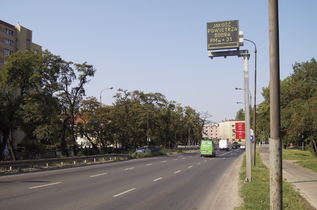 Tablica informująca o jakości powietrza przy ul. Nysy Łużyckiej