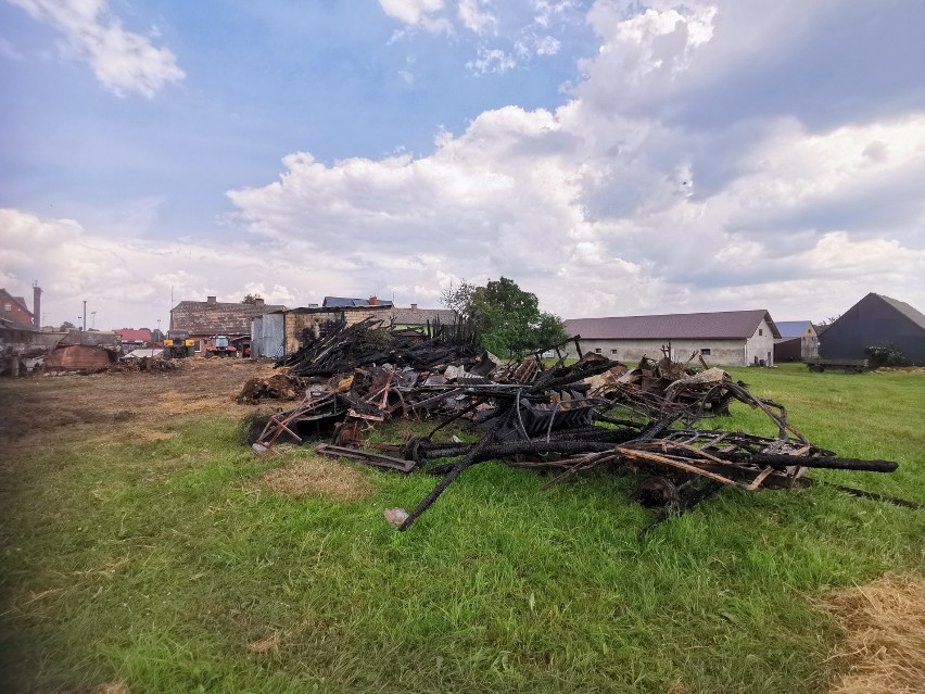 Pożar w Osowie. Rolnik stracił maszyny i część budynków. Potrzebna jest pomoc [ZDJĘCIA]