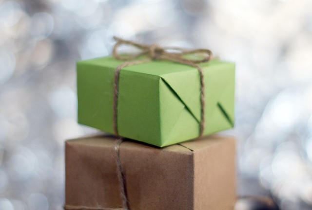Nie tylko ozdoby świąteczne, ale również pakowanie mogą sprawić, że tegoroczne Boże Narodzenie będzie bardziej przyjazne dla środowiska. Oto kilka pomysłów, jak zapakować prezent w stylu zero waste >>>