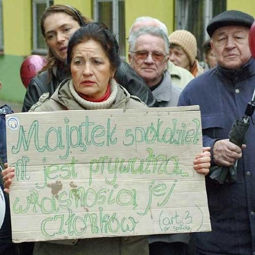 Kilkaset spóldzielców z "Przylesia" demonstrowalo przeciwko podwyzkom czynszów przed siedzibą spóldzielni.