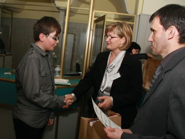 Wśród uczniów klas IV-VI najwyżej oceniono pracę Kamila Gołębiowskiego. Nagrody wręczyli mu Anna Ilczuk i Bogusław Czop.