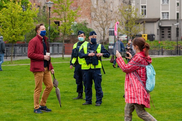 W piątek bydgoszczanie spotkali się na spontanicznym prounijnym pikniku na Wyspie Młyńskiej w Bydgoszczy. Mieszkańcy przynieśli flagi Polski i Unii Europejskiej, odśpiewali też „Odę do radości”.