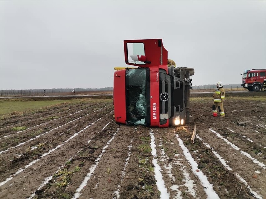 Kierowca tira marki mercedes wjechał w pole i doprowadził do...