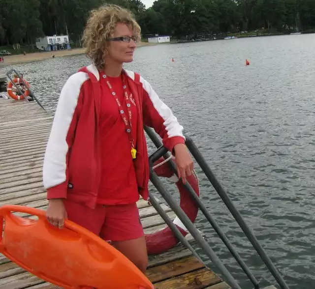 - Mamy za zadanie pilnować kąpiących się ludzi, a puste jezioro jedynie obserwować - mówi ratowniczka Anna Ruszczak, która pracuje nad j. Lipie w Długiem.