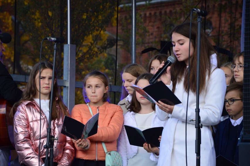 Myślenice. Koncert i wspomnienie św. Jana Pawła II. Nie zabrakło "Barki" i kremówek 