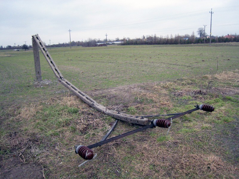 Złamany słup linii energetycznej okradzionej z kabli przy....