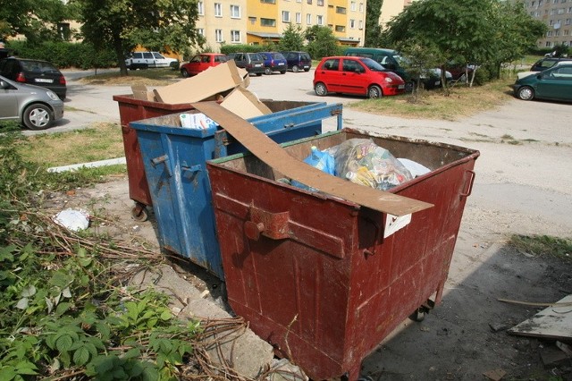 Stojące bez altany, przy bloku przy Grochowej 31 w Kielcach kontenery, zdaniem mieszkańców wyglądają koszmarnie.