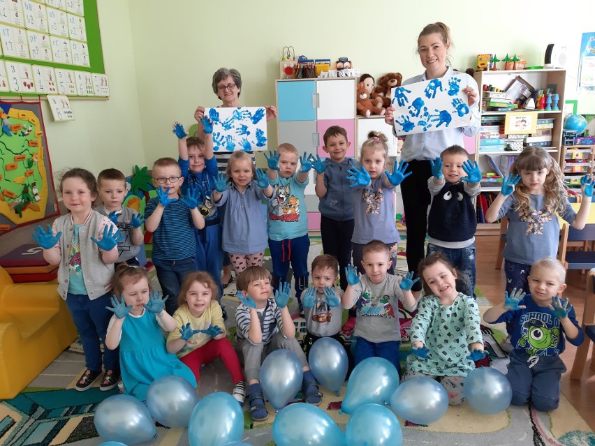 Przedszkolaki z Karnkowa pod Lipnem ubrały się na niebiesko. Solidaryzują się z chorymi na autyzm [zdjęcia]