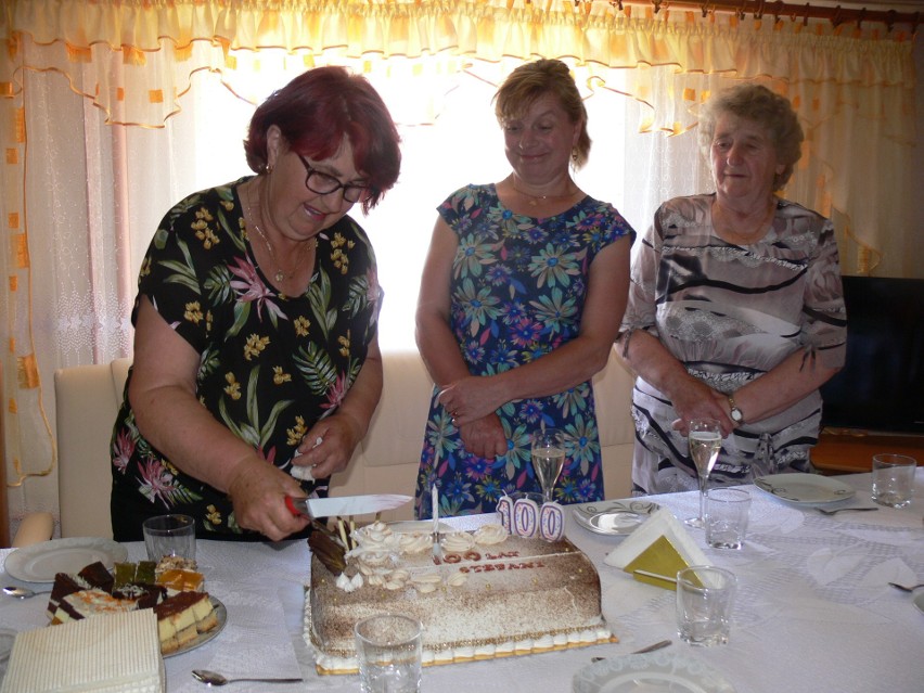 Rodzina przygotowała z okazji urodzin wyśmienity tort.