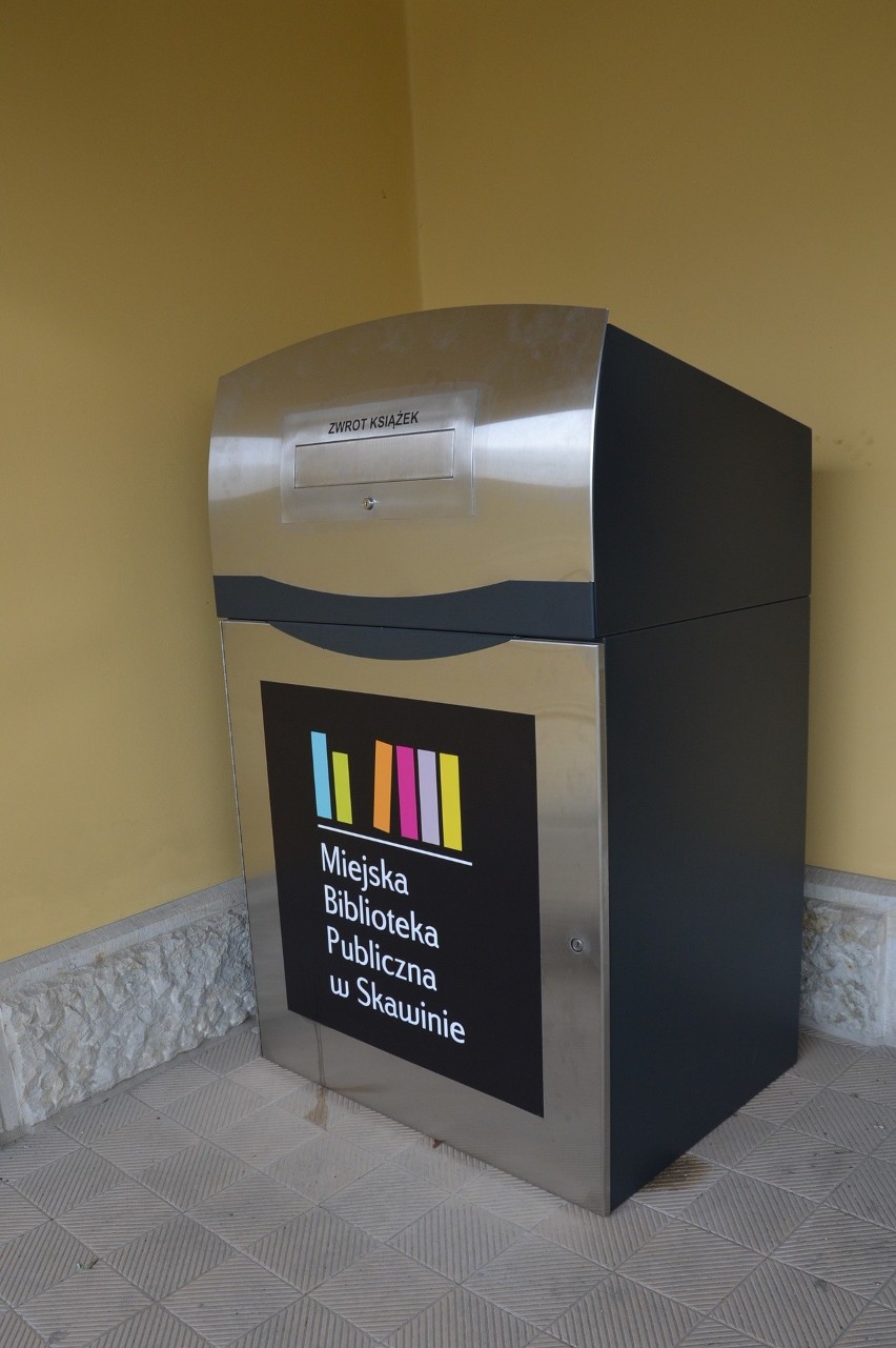 Skawina. Czytelnicy Biblioteki Publicznej będą mogli o każdej porze zwrócić książki. Przed wejściem zamontowano wrzutnię książek