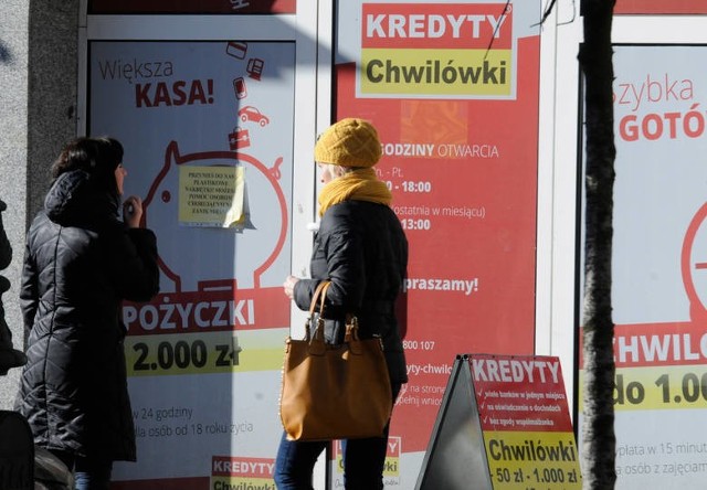 Na początku to pozornie niegroźne, ale z czasem takie pożyczki mogą nas wpędzić w spiralę długów.