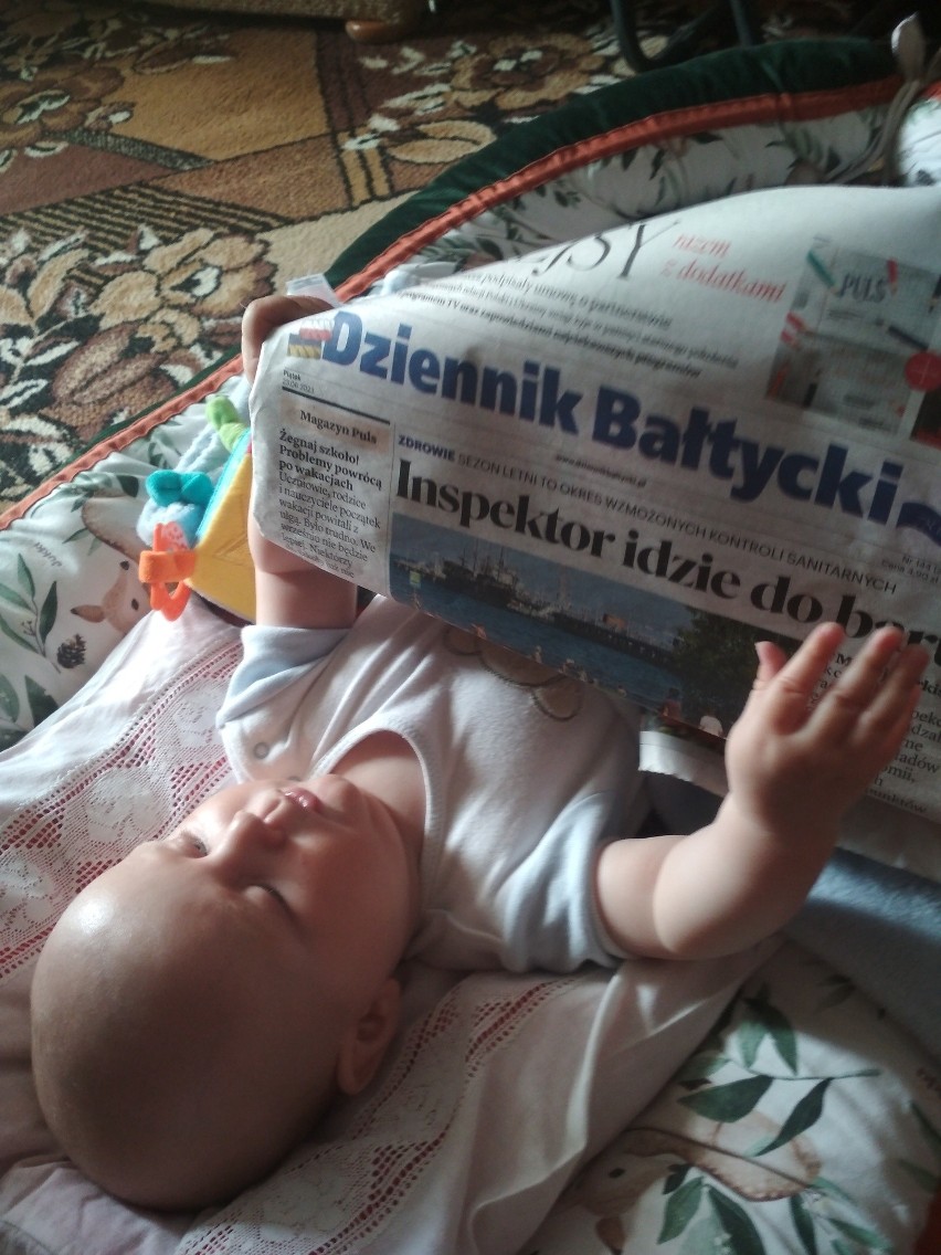 Adaś skończył 5 miesięcy. Przy tej okazji… z zainteresowaniem przejrzał „Dziennik Bałtycki”. To zapewne nasz najmłodszy czytelnik!