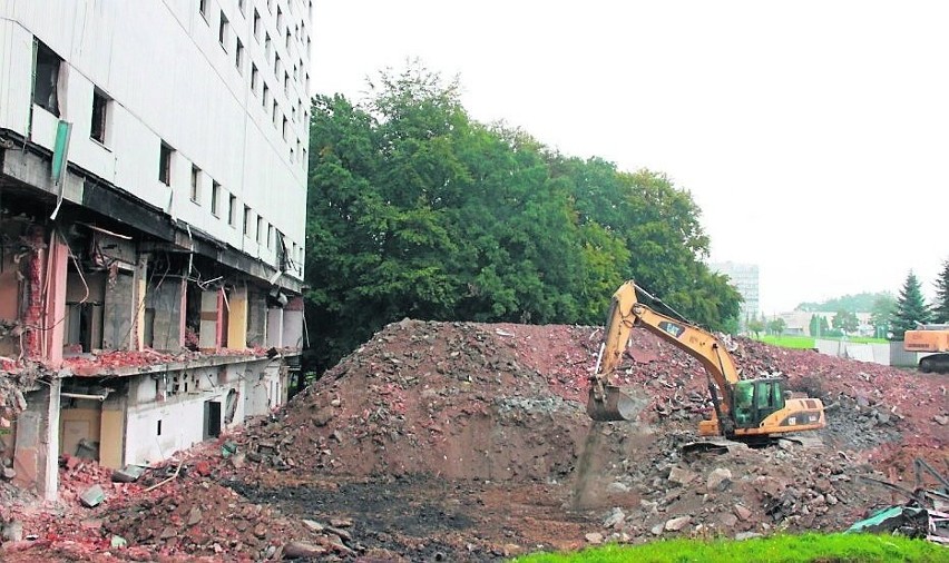 Koparki i dźwigi pracują przy hotelu już od kilku miesięcy