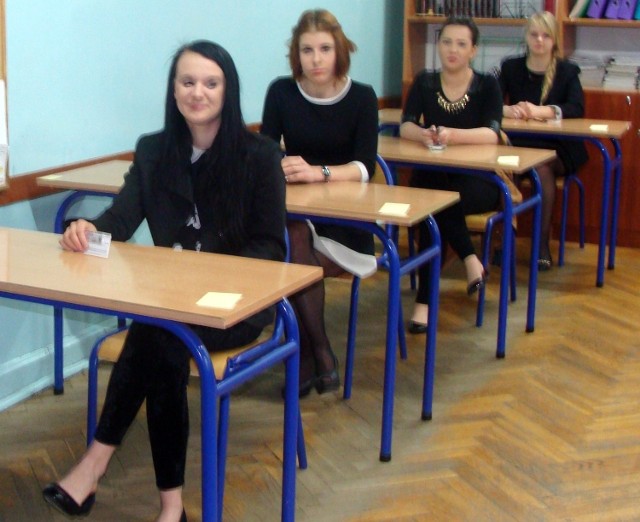 Dziewczęta z klasy mundurowej w Odonowie założyły na egzamin maturalny eleganckie stroje "cywilne".