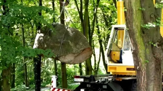 22 lipca 2004 roku - tak historyczny kamień wrócił z Kazimierzy Wielkiej do domu, do Bejsc.