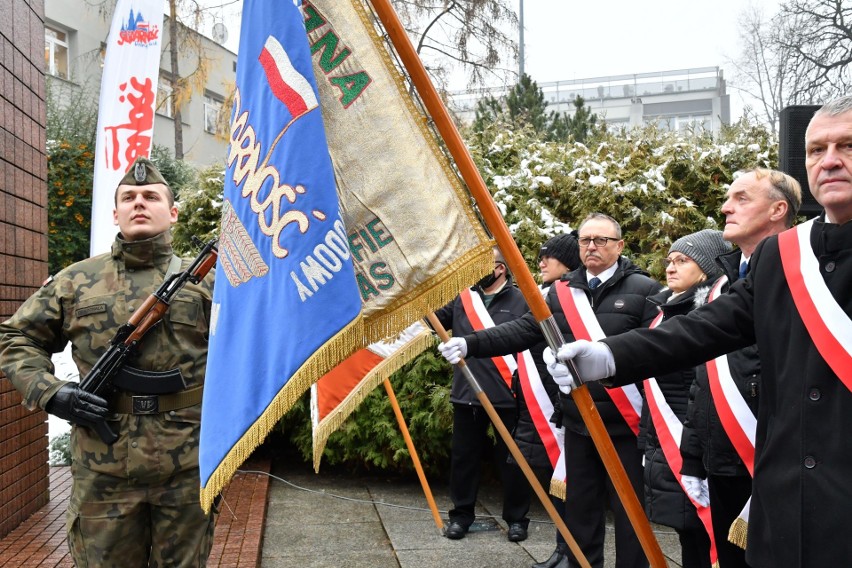 Wrocławianie oddali hołd ofiarom stanu wojennego przy pomniku bohaterów „Solidarności” [ZDJĘCIA]