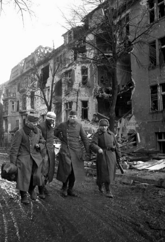 Jeńcy niemieccy konwojowani przez żołnierza radzieckiego
